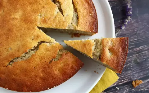 En saftig banankaka utan socker, perfekt för en hälsosam fika. En bit är redan uppskuren.