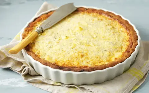 En gyllene ananaspaj med en krämig fyllning, redo att serveras. Ett perfekt ananaspaj recept för fikat.