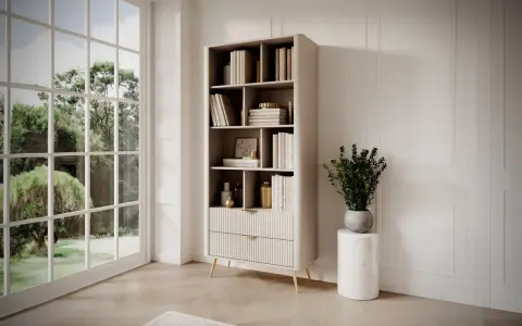 Elegante libreria pino con libros y adornos, junto a un gran ventanal con vistas a un jardín frondoso.