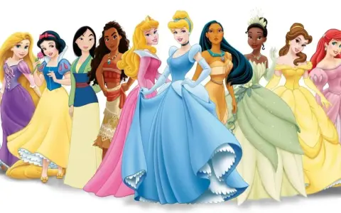 Wszystkie postacie z bajek księżniczki Disney'a stoją obok siebie, prezentując swoje piękne suknie.
