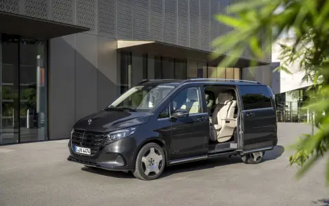 Ciemnoszary Mercedes-Benz Klasa V z otwartymi drzwiami, widoczne jasne fotele.