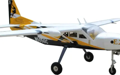 Modellflugzeug Cessna 208 Caravan mit gelb-schwarzem Design und der Aufschrift "EX".