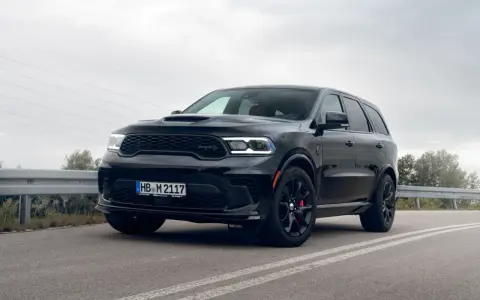 Czarny Dodge Durango SRT na drodze, z widocznym grillem i światłami LED.