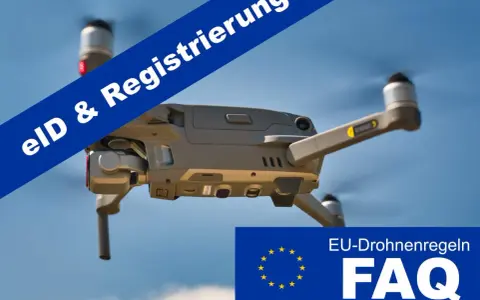 Drohne im Flug, blauer Himmel. Blaue Banderole mit "eID & Registrierung". Unten EU-Flagge und "EU-Drohnenregeln FAQ". Hier erfährst du, ob und wie muss man drohnen anmelden.