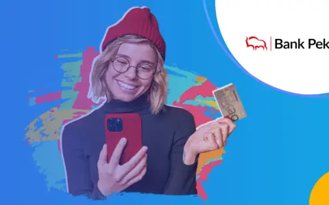 Uśmiechnięta młoda kobieta z kartą i telefonem. Sprawdź pekao s.a. tabela opłat i prowizji klienci indywidualni.