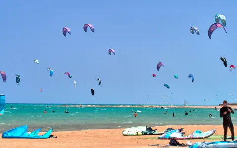 Kitesurfing w Egipcie: Gdzie wieje najlepiej? Wybierz swój spot!