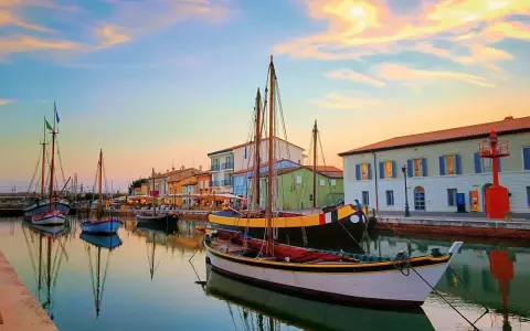 Barche a vela ormeggiate nel porto canale di Cesenatico al tramonto. Un luogo incantevole per scoprire cosa fare a Cesenatico.