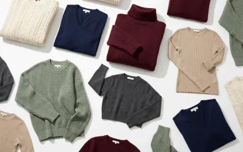 Una collezione di maglieria in varie tonalità: beige, blu, bordeaux, grigio e verde. Il maglione a trecce beige evoca un senso di calore e tradizione, mentre i modelli a collo alto e scollo a V offrono eleganza.