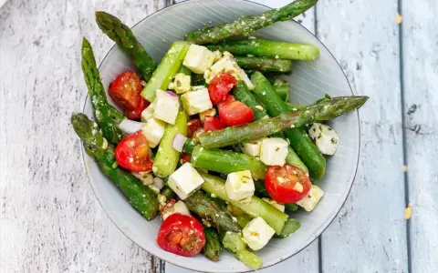 Frischer Spargelsalat mit Tomaten und Feta. Ein leichtes und leckeres Spargelsalat Rezept für den Sommer.
