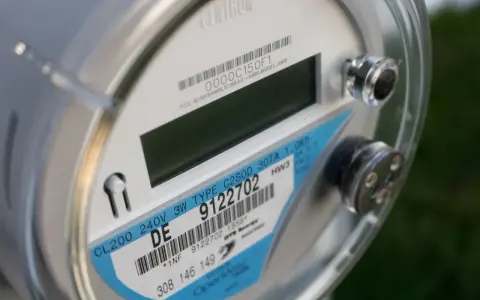 Zbliżenie na licznik energii elektrycznej z etykietą wskazującą na taryfę nocną Energa. Widoczny numer seryjny i dane techniczne.