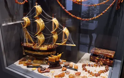 Model żaglowca z bursztynu, ozdoby i szkatułka – eksponaty w Muzeum Bursztynu Kraków.