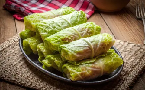 Involtini di cavolo cappuccio pronti per essere cucinati. Un classico delle ricette della nonna, perfetti per un pranzo gustoso.