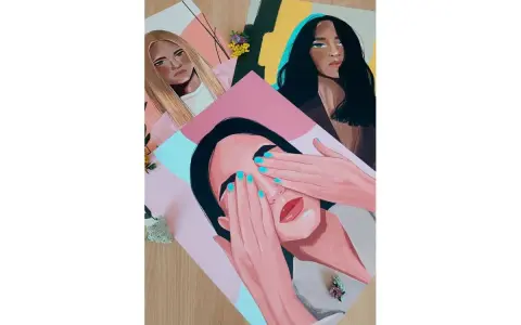 Trzy portrety kobiet na papierze do plakatów. Jedna zasłania oczy, druga ma blond włosy, trzecia ciemne.