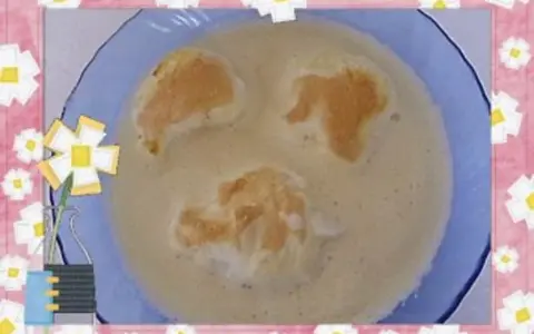 Norddeutsche Buttermilchsuppe mit Croutons, die wie ein lachendes Gesicht aussehen.