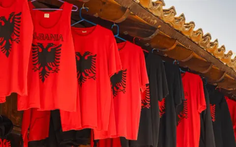 Czerwone i czarne koszulki z dwugłowym orłem, idealne pamiątki, by pokazać, co przywieźć z Albanii.