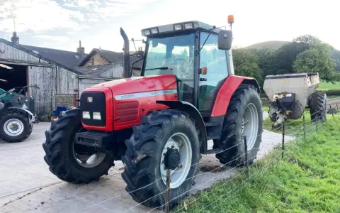 Czerwony Massey Ferguson 6290 gotowy do pracy. Dane techniczne tego ciągnika są imponujące, co widać po jego solidnej budowie.