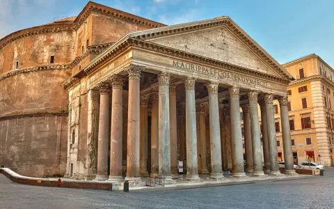 La coupole du Panthéon de Rome, majestueuse, se dresse avec ses colonnes antiques. Un monument historique impressionnant.