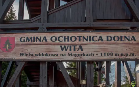 Drewniana wieża widokowa na Magurkach, szlak z Ochotnicy, wita turystów na wysokości 1108 m n.p.m.