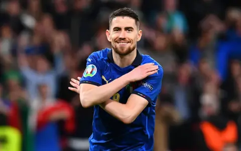 Jorginho, con su sonrisa, celebra un gol. Su juego lo acerca al Balón de Oro.