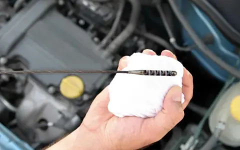 La varilla del aceite del motor sirve para comprobar el nivel de lubricante. Aquí se muestra cómo se usa para verificar si el motor tiene suficiente aceite.