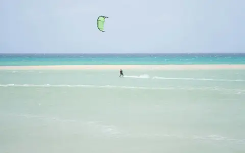 Kitesurfing w Europie: Przewodnik po najlepszych spotach