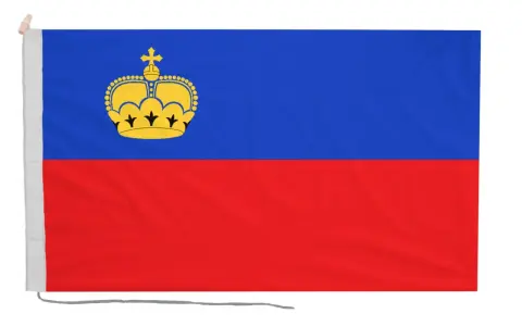 Flaga Liechtenstein: niebieski pas u góry, czerwony u dołu, a na górnym pasie złota korona.