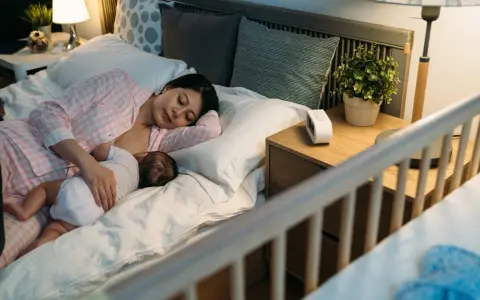 Karmienie na leżąco: Bezpiecznie i komfortowo? Poznaj techniki!