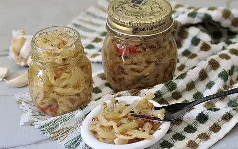 Berenjenas en vinagre de la abuela, un manjar casero con ajo y especias.