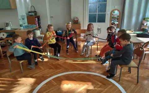 Guma sensoryczna: Jak wybrać najlepszą do terapii i zabaw grupowych