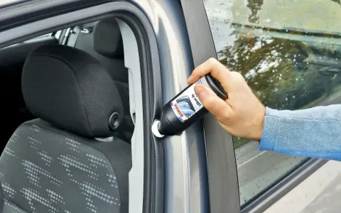 Jak otworzyć zamarznięte drzwi w samochodzie? Aplikacja silikonu na uszczelki zapobiega przymarzaniu.