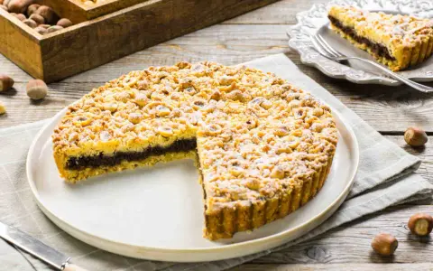 Sbriciolata alla Nutella con un ripieno goloso e una copertura croccante di nocciole. Perfetta per ogni occasione.
