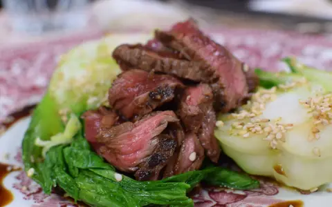Skivat, saftigt yakiniku-kött serverat med ångad pak choi och sesamfrön. Ett perfekt yakiniku recept för en snabb middag.