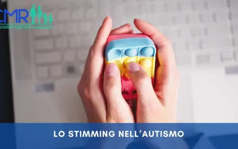 Mani che premono un giocattolo pop-it colorato, un esempio di stimming cos'è, utile per l'autismo.