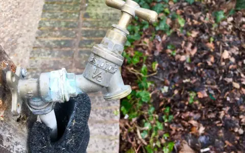 Jak zabezpieczyć kran na zimę, aby uniknąć kosztownych napraw