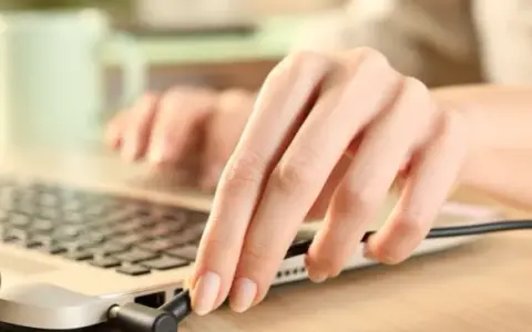 Pojemność baterii laptopa a czas pracy: co musisz wiedzieć, aby nie rozczarować się