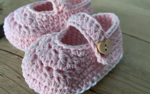 Patucos de ganchillo de 0 a 3 meses, con un patrón delicado y un botón de corazón. Perfectos para un bebé.