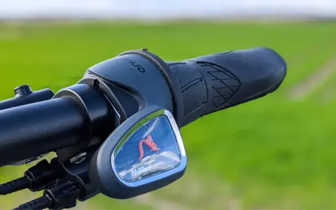 Fahrradlenker mit enviolo 380 Schaltung, bereit für die Fahrt durch grüne Felder.