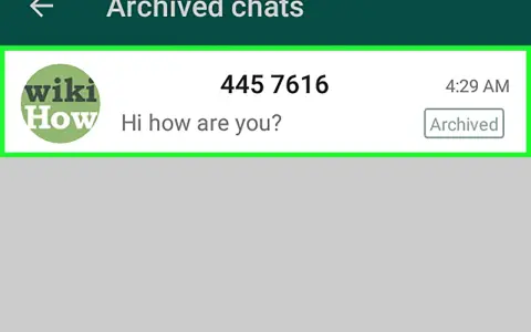 WhatsApp: Archivierte Chats mit WikiHow-Logo und Nachricht.