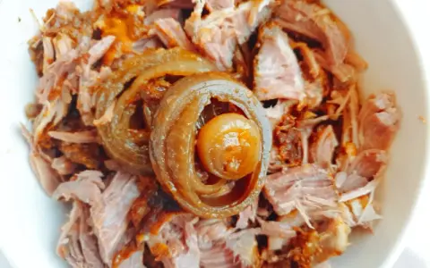 Pyszna szarpana wieprzowina, idealna do kanapek i tacos. Ten przepis na szarpaną wieprzowinę zachwyci każdego!
