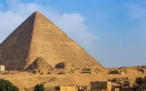 La Piramide di Cheope domina il paesaggio egiziano. Un'ispirazione per chi vuole sapere come organizzare un viaggio in Egitto.