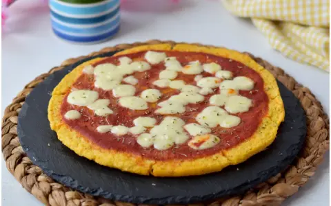 Pizza di patate con pomodoro e mozzarella filante, un piatto gustoso e originale.