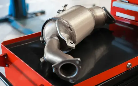 Nowy katalizator do Volkswagena, rozwiązanie problemu z kodem błędu DTC P2002.