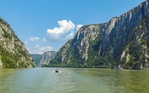Rejs przez skalne wąwozy, gdzie rzeka tworzy naturalną żelazną bramę. W oddali widać statki.
