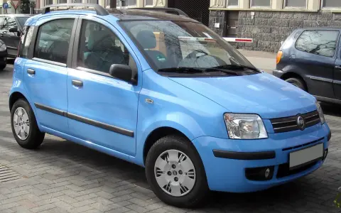 Una Fiat Panda blu parcheggiata su un selciato. Il suo peso è ideale per la città.