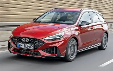 Czerwony Hyundai i30 N Line w wersji kombi w ruchu. Sprawdź atrakcyjną cenę nowego modelu!