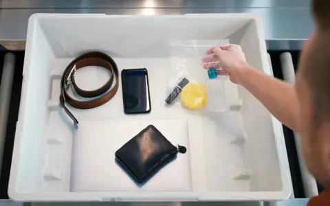 Na lotnisku Wizzair, w tacce do kontroli bezpieczeństwa znajdują się: pasek, telefon, portfel, laptop i przezroczysta torebka z płynami.