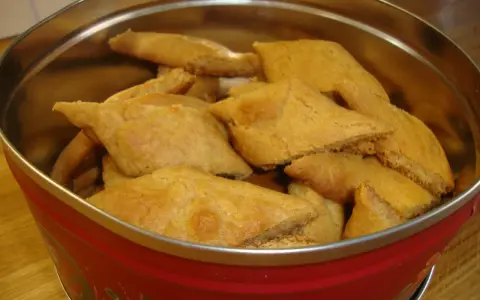 En burk fylld med gyllene sirapssnittar, redo att avnjutas. Ett perfekt recept för hembakade godsaker.