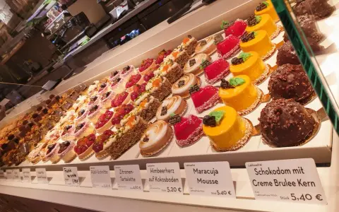 Isabella glutenfreie Pâtisserie: Vielfalt an bunten, kleinen Törtchen und Kuchen, darunter Frucht- und Schokoladenkreationen.
