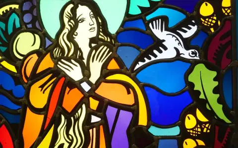 Vitrail coloré, une femme aux longs cheveux et un oiseau blanc en vol, dans le style de Jacques Gruber.