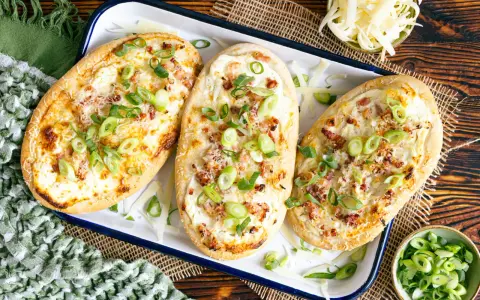 Drei herzhafte Kartoffel-Dinnete mit Speck und Frühlingszwiebeln, bereit zum Genießen. Ein tolles Rezept für Kartoffel-Dinnete!